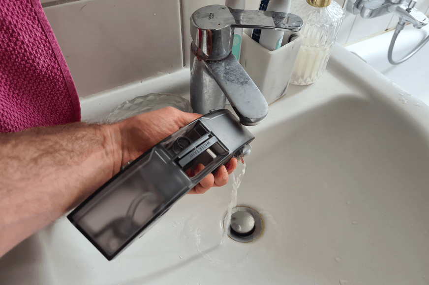 Слив воды в ручную из мобильного резервуара для воды Roborock S7 MaxV